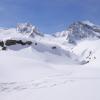 Trace de raquetteur dans un paysage de montagnes enneigé